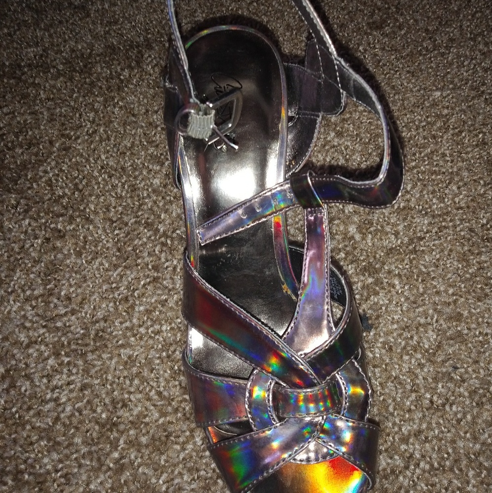 Silver Heels - Picture 3 of 3